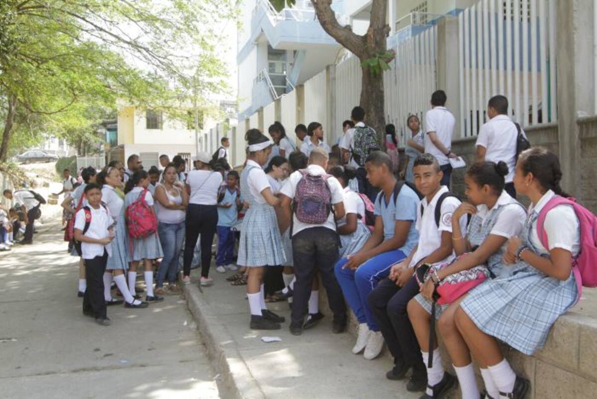 Los estudiantes no entraron al colegio en forma de protesta por el cambio de jornada. Julio Castaño.