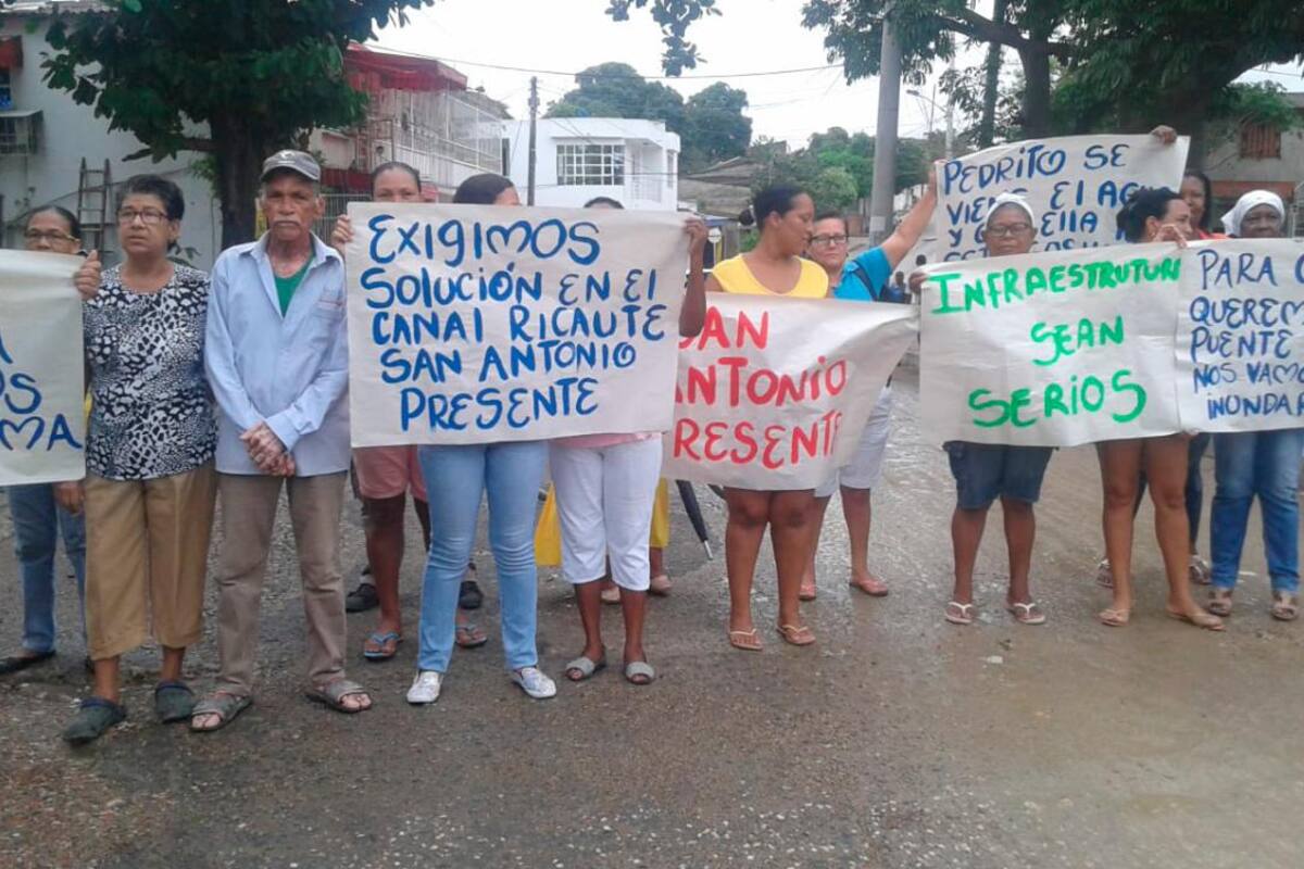 Barrios aledaños al caño Ricaurte hacen plantón para exigir obras