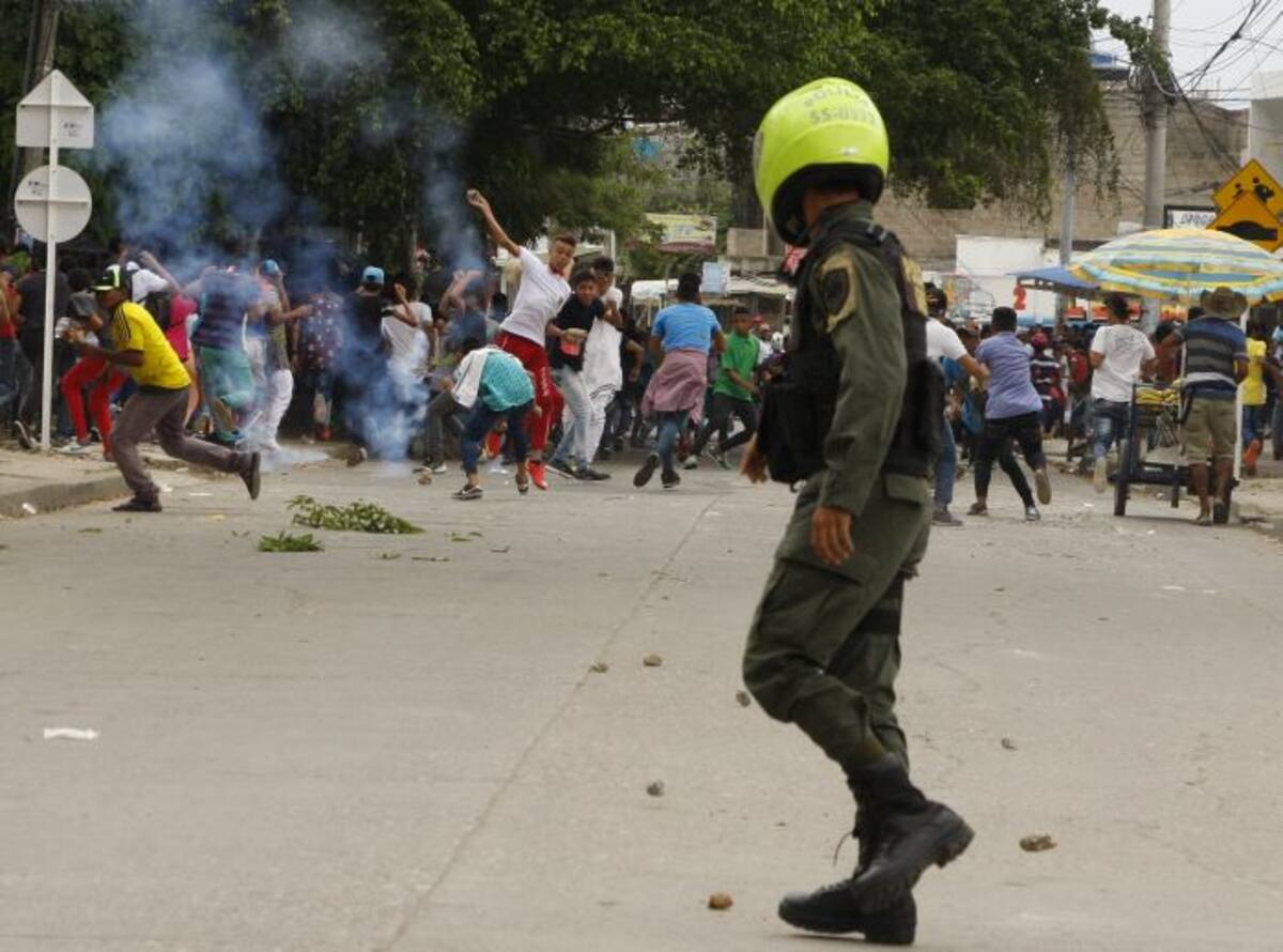 Los disturbios obligaron la intervención de unidades antimotines de la Policía y la aprehensión de dos menores de edad.