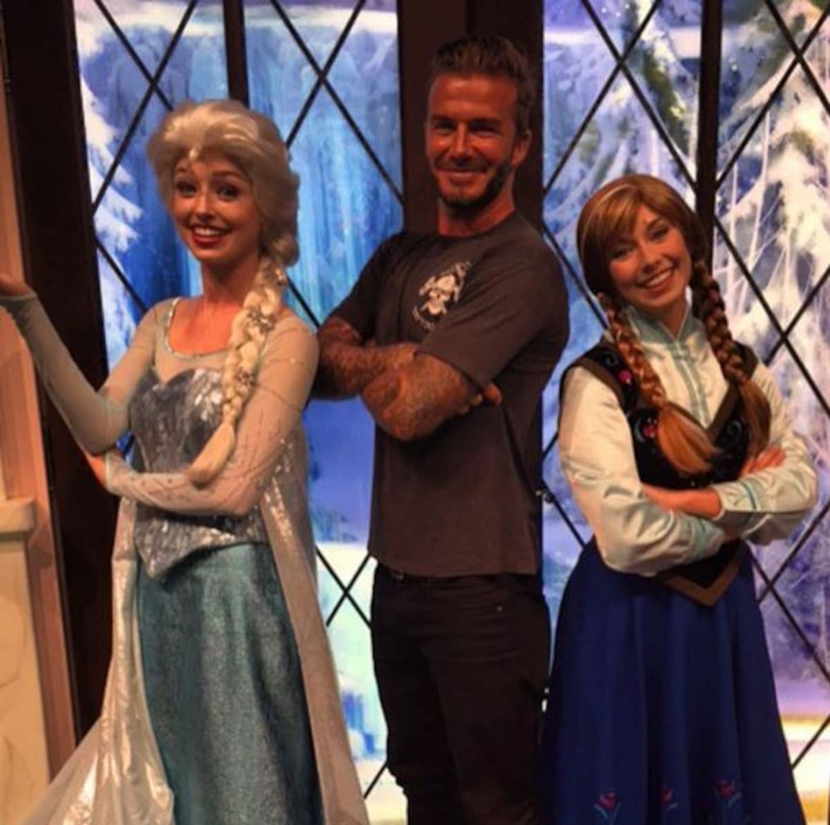 David Beckham se tomó una foto junto a las princesas Disney para complacer a su hija Harper. INSTAGRAM @davidbeckham