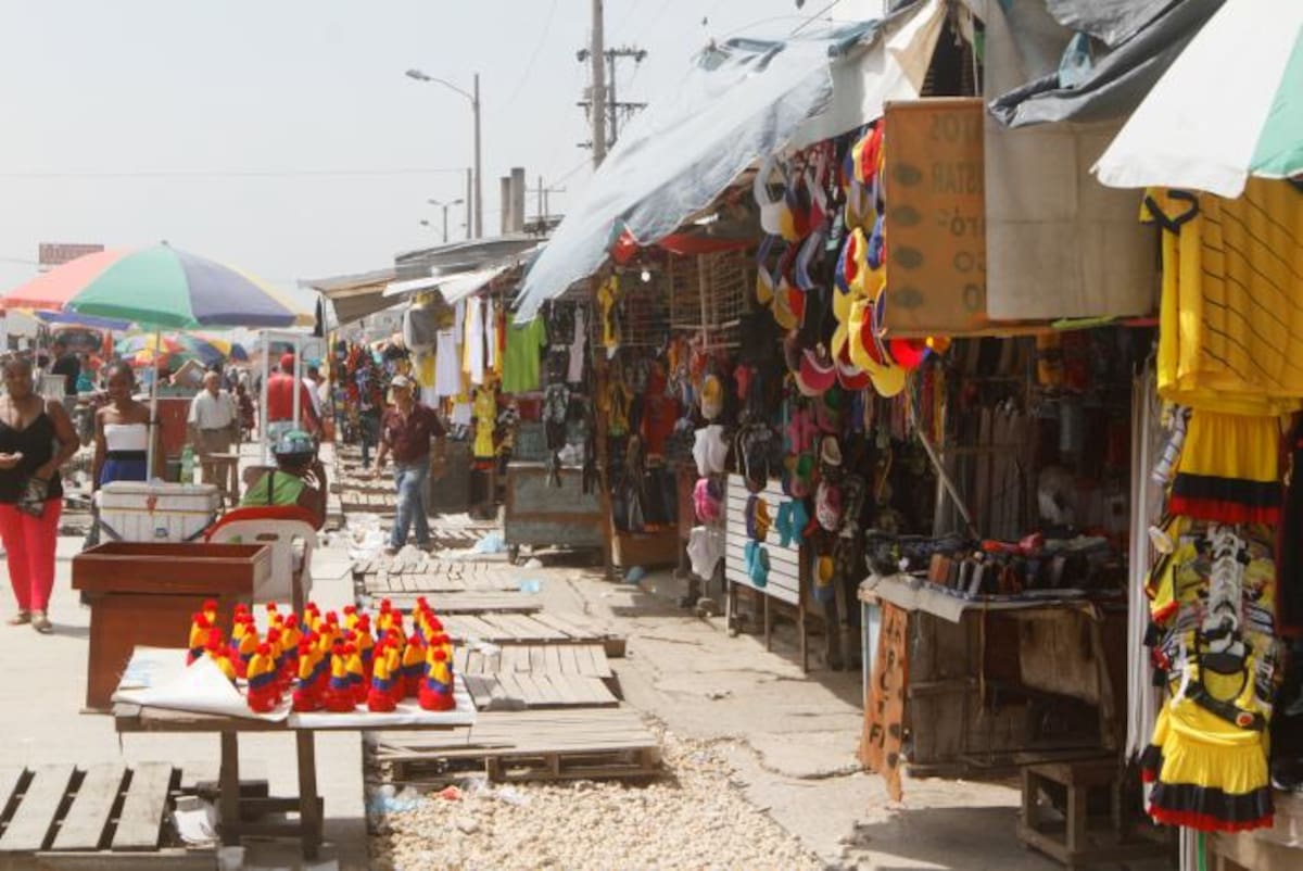 Los vendedores que serían reubicados son los que están sobre la avenida Pedro de Heredia. Julio Castaño - El Universal