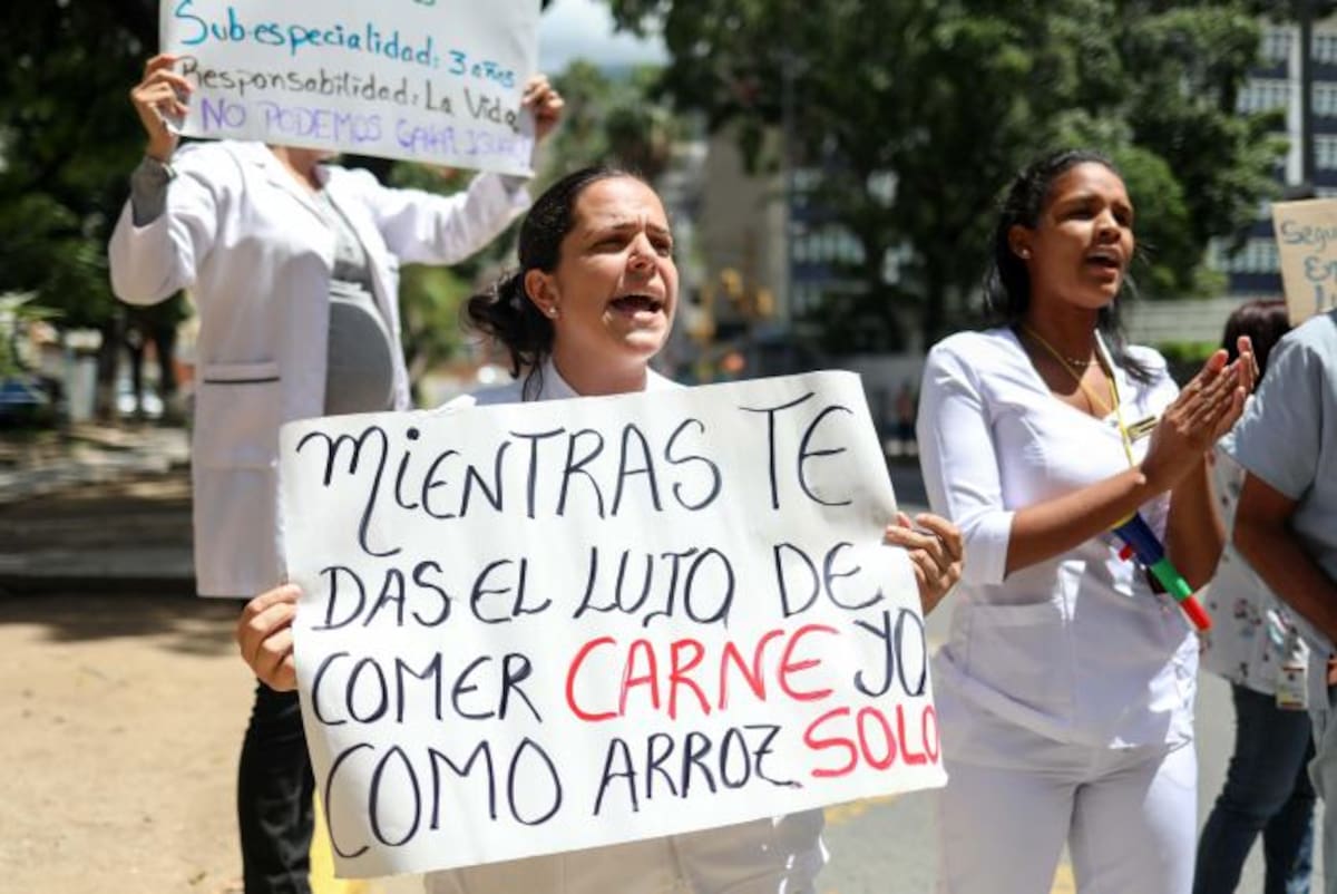 En las calles del país se habla de la "inflación en dólares" y del cada vez menor rendimiento de ingresos que reciben algunas familias en moneda extranjera. EFE Cristian Hernández