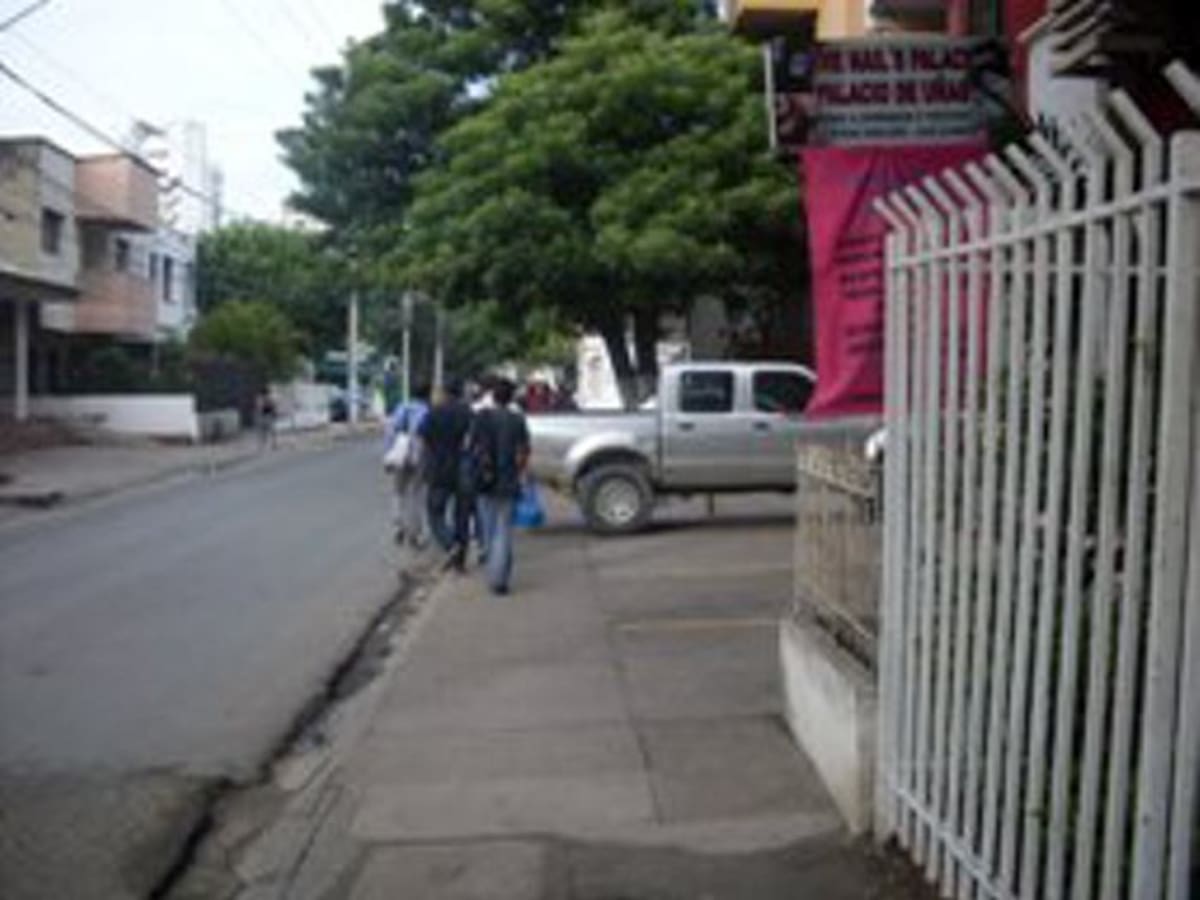 Frente al Edificio Génesis, en la Avenida de la Asamblea.