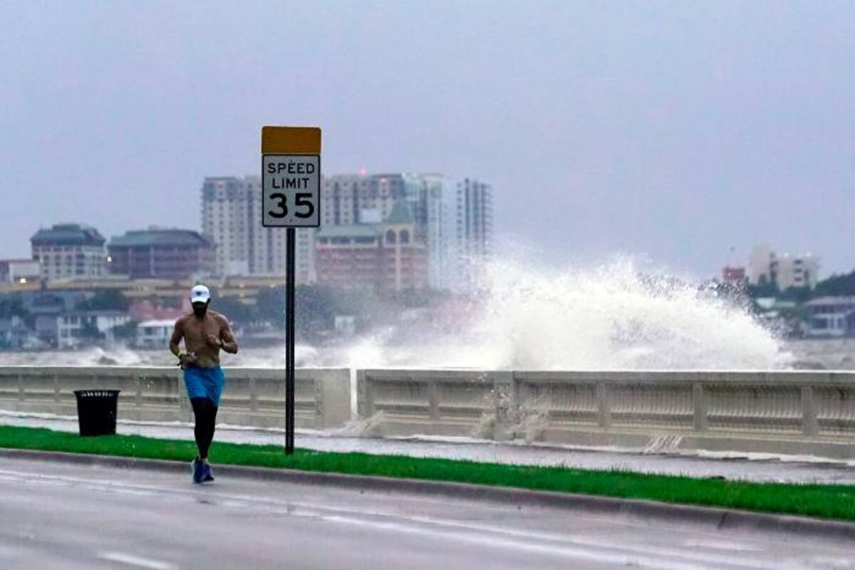 Elsa se debilita a tormenta y amenaza a la costa de Florida