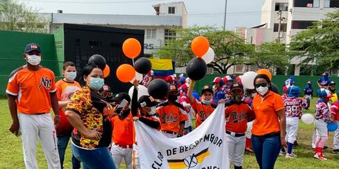 Se inaugura torneo de béisbol menor en el estadio Club de Leones