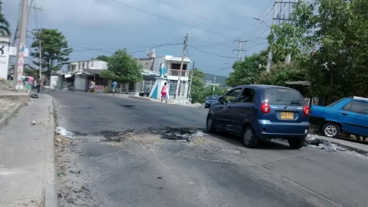 Así amanecieron hoy jueves varios tramos de la avenida El Consulado luego de que el miércoles en la noche las comunidades afectadas por las interrupciones de luz quemaran llantas para exigir el restablecimiento del servicio. Óscar Díaz- El Universal