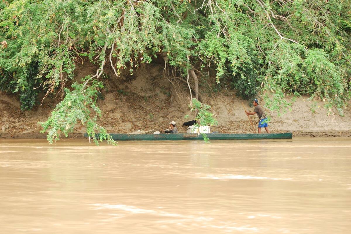 Pescadores navegando en el río Magdalena. El Universal