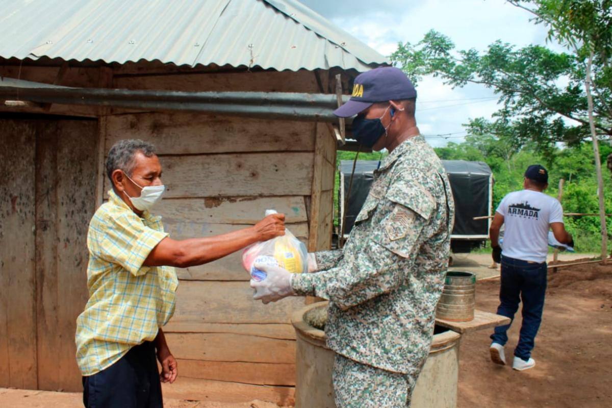 Armada de Colombia entrega ayuda humanitaria en los Montes de María