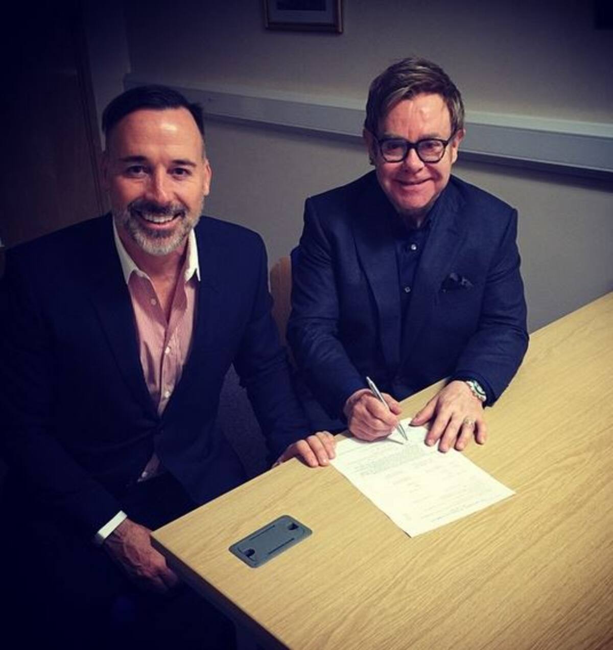 Elton John publicó esta foto con David Furnish después de haber rellenado los requisitos legales para su boda. INSTAGRAM