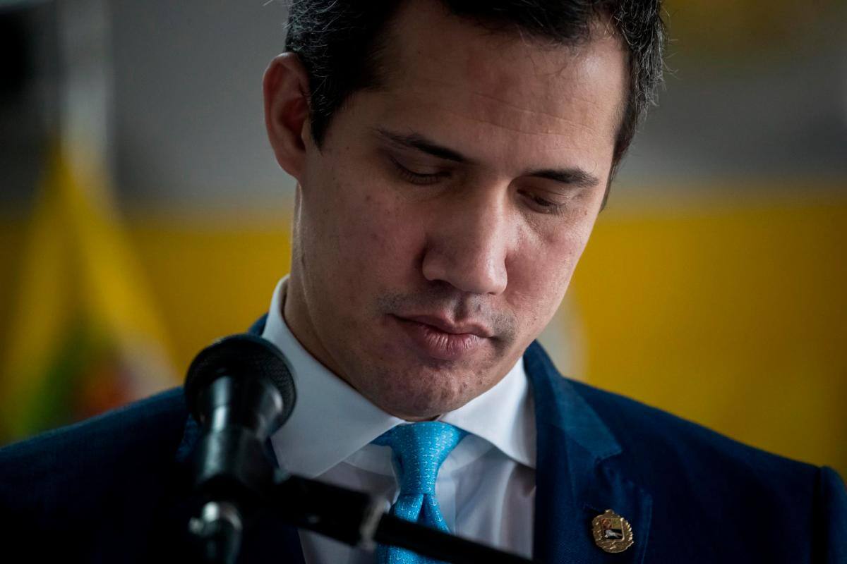 Fiscal de Venezuela anuncia orden de captura contra Guaidó por desfalco