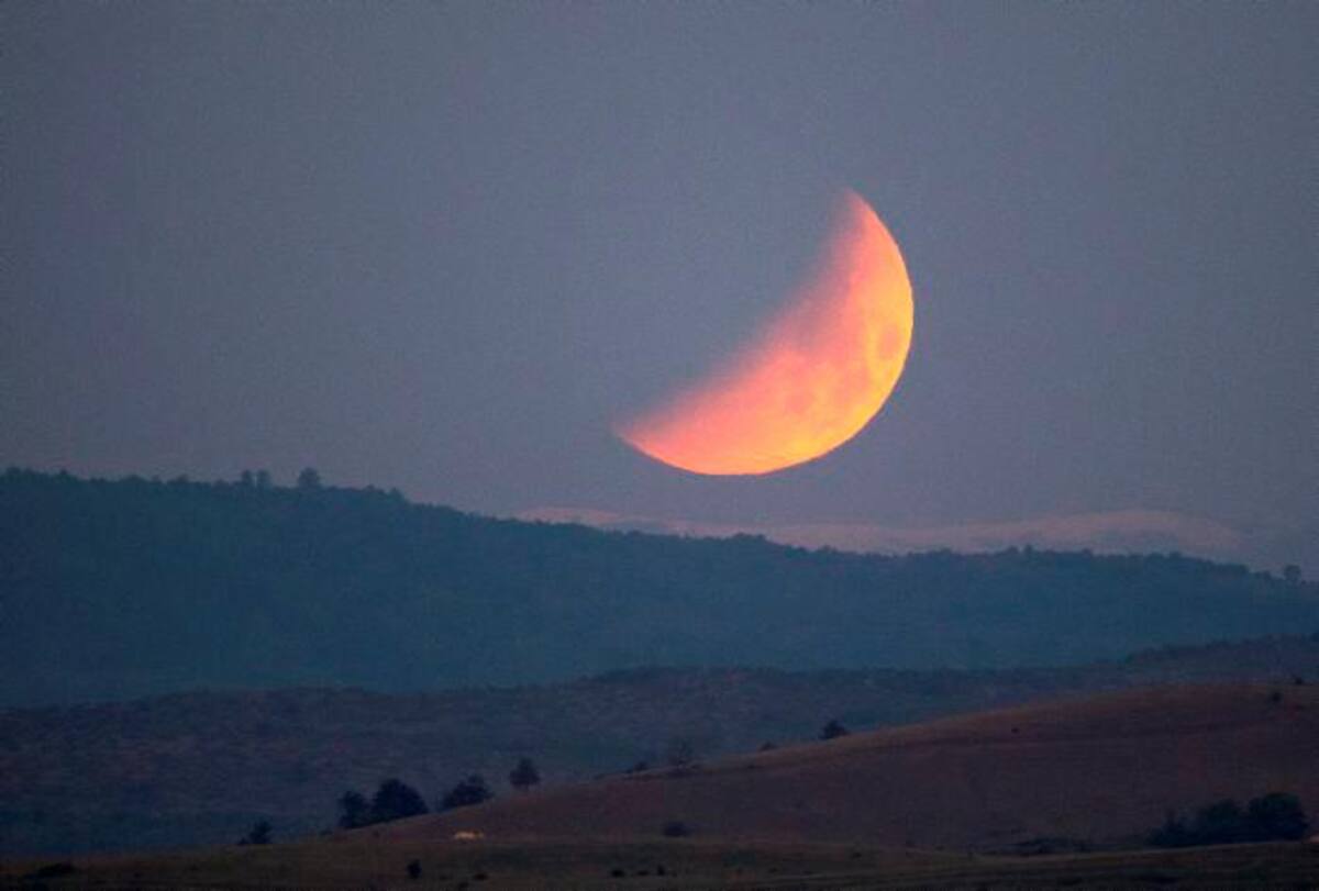 Así se ve el eclipse lunar desde Macedonia. // EFE