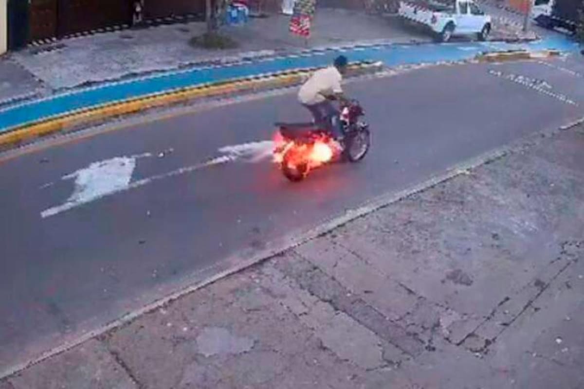 Video: ¡De película! Ladrón intentó huir con moto en llamas