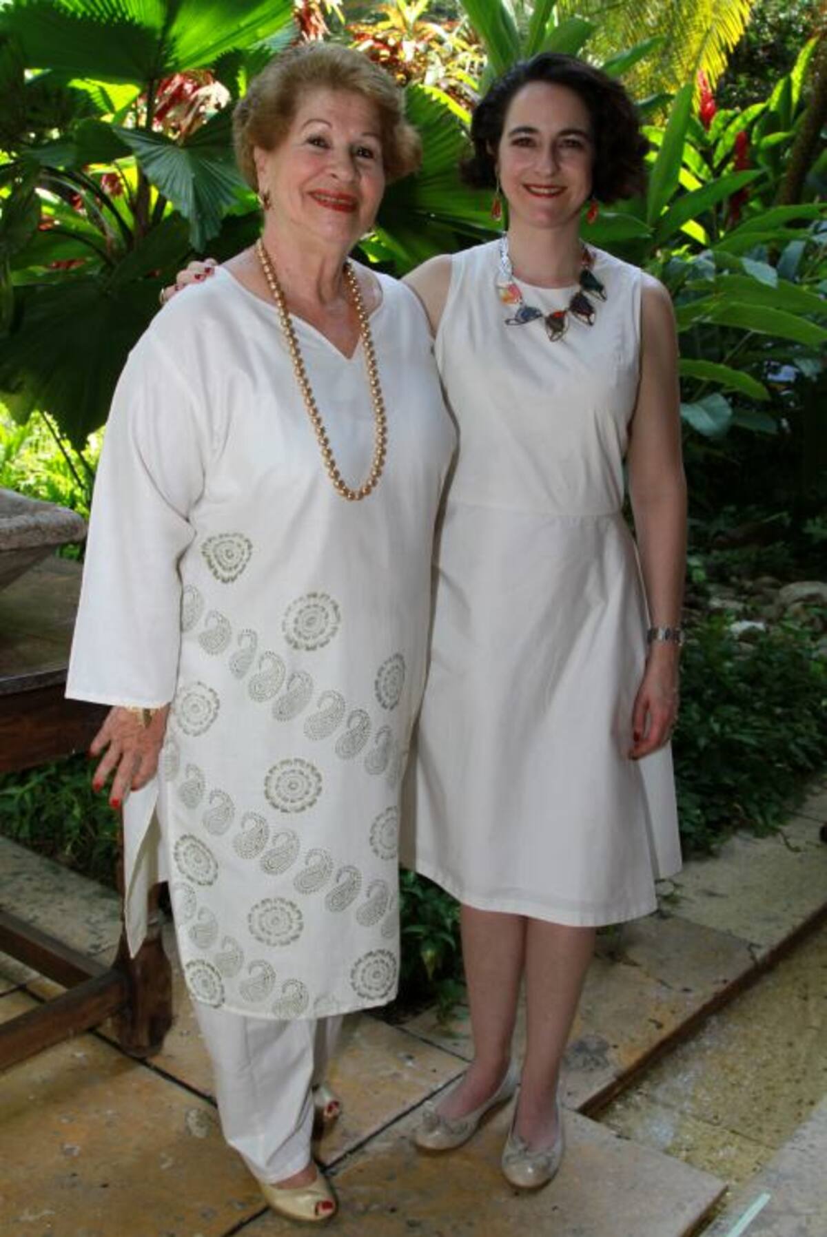 Cecilia Pinzón de Pombo y Amalia De Pombo Espeche.