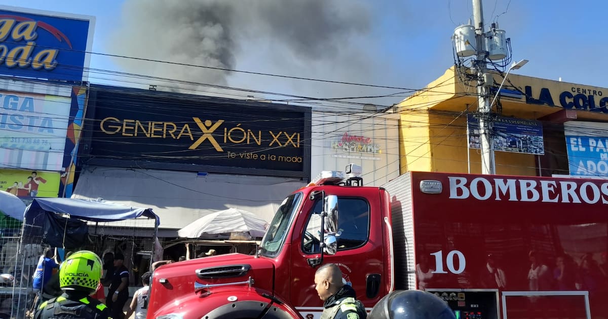 Video: fuerte incendio consume una bodega de ropa en pleno Mercado de Bazurto