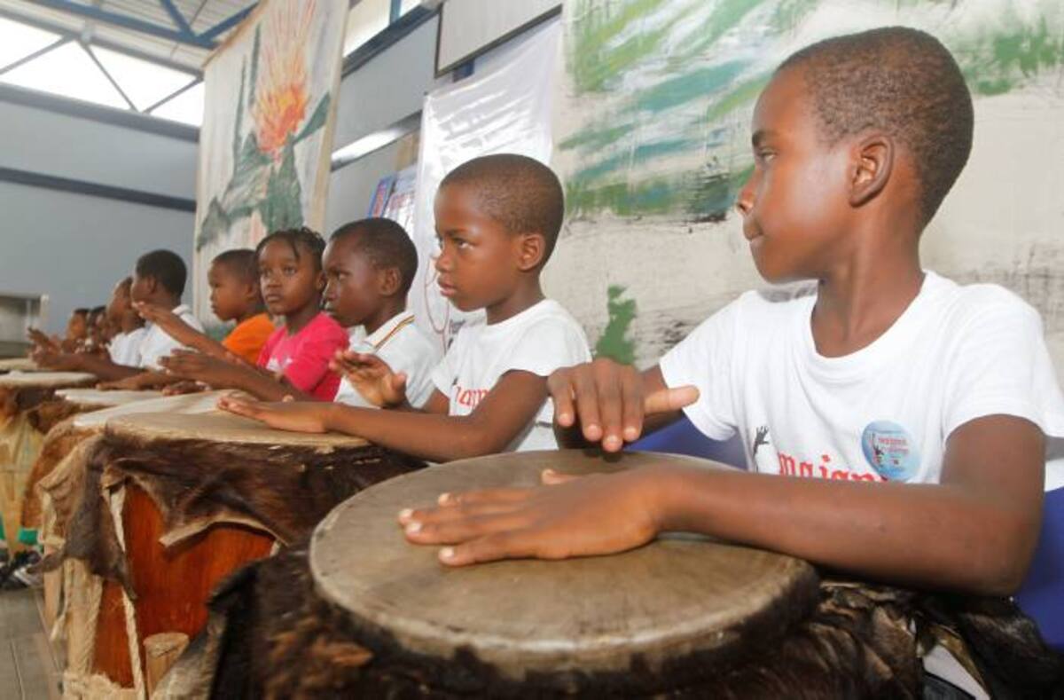 Desde pequeños les imparten clases de tambor a los niños. JULIO CASTAÑO - EL UNIVERSAL