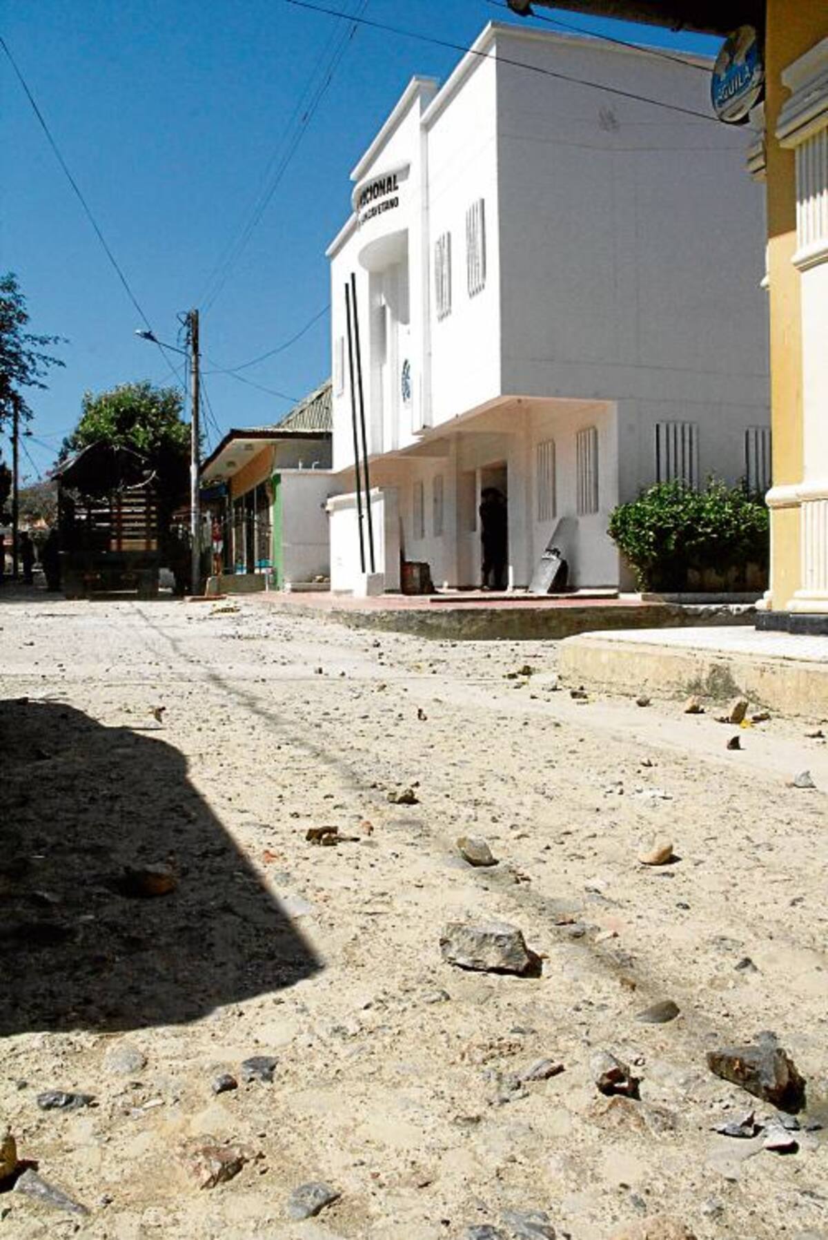 Las calles de San Cayetano, frente a la plaza y la estación de la Policía, están llenas de piedras, que utilizaron habitantes para atacar a los uniformados.