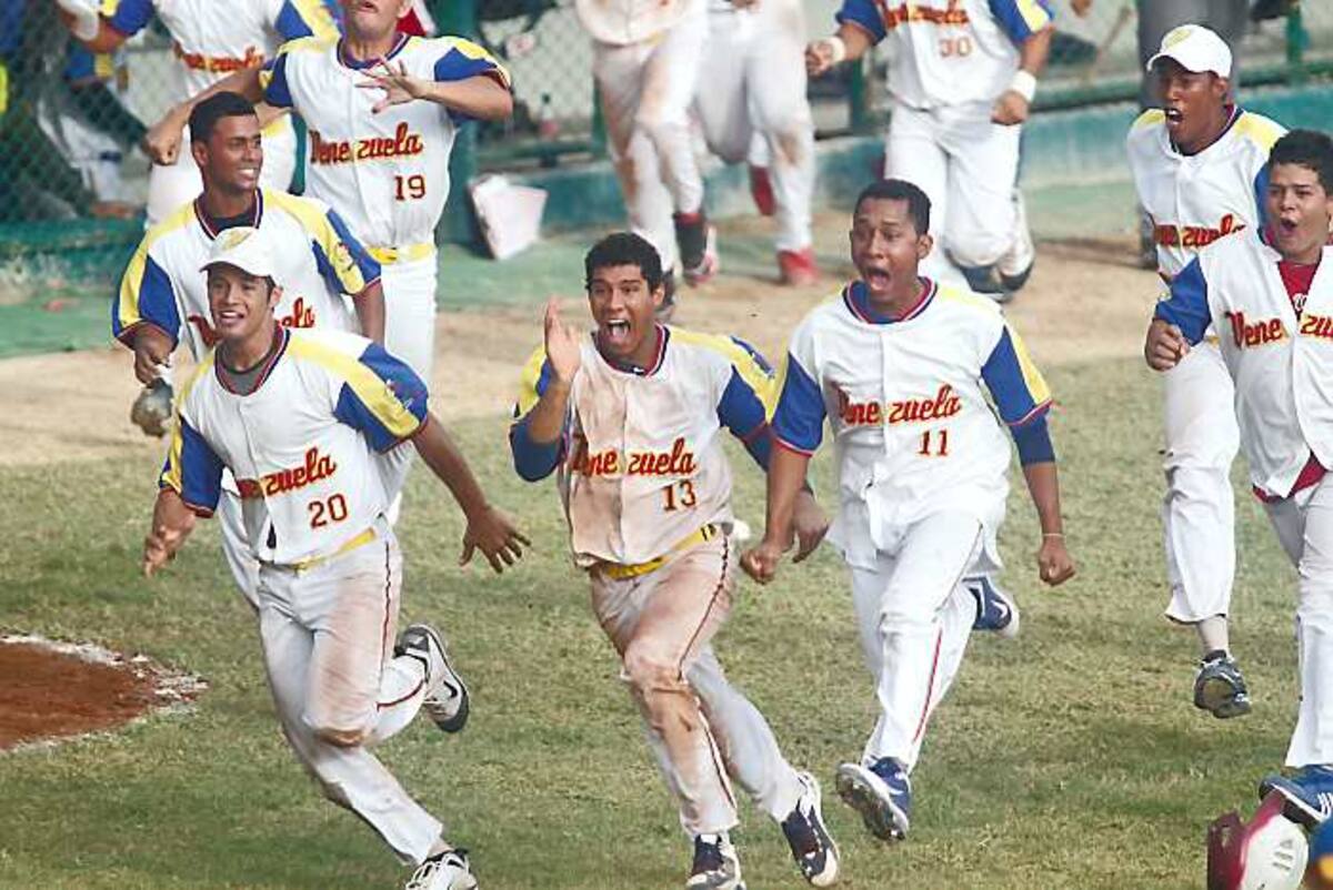 Los peloteros venezolanos corren emocionados al plato para celebrar el triunfo 3-2 sobre Colombia. ÓSCAR DÍAZ / El Universal /