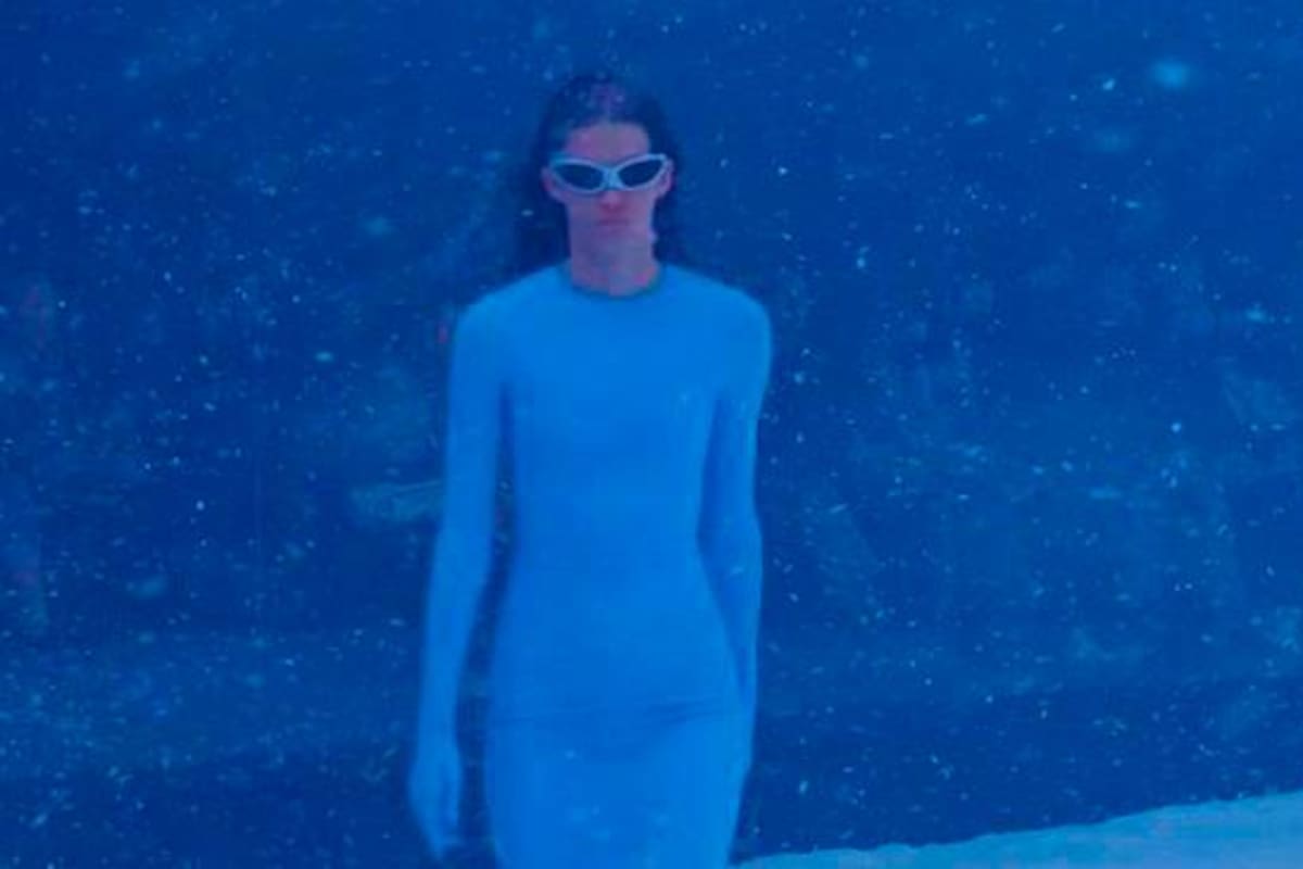 Balenciaga convierte desfile en París en un alegato contra la guerra