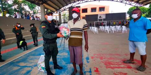 Policía Nacional entregó alimento a 300 familias en San Onofre