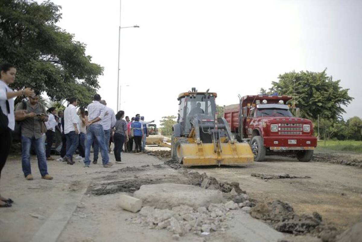 Los trabajos contemplan la intervención en 20 sectores de esta vía, aplicación de carpeta asfáltica, limpieza a los 45 imbornales, iluminación a toda la carretera, limpieza de canales y poda del césped de los más de tres kilómetros de este tramo vial. Colprensa.