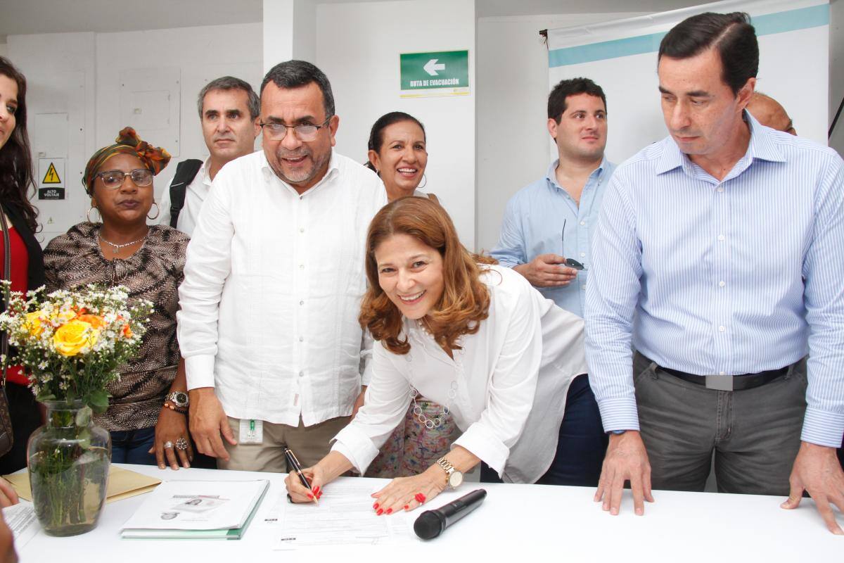 Claudia Fadul firma como candidata a la Alcaldía de Cartagena, por el movimiento ‘Compromiso Ciudadano por Cartagena’.