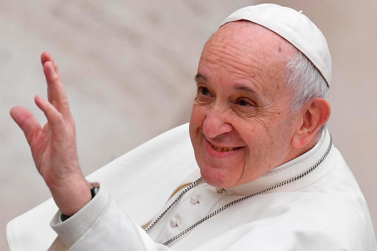 Tequila, receta del papa Francisco para su dolor de rodilla