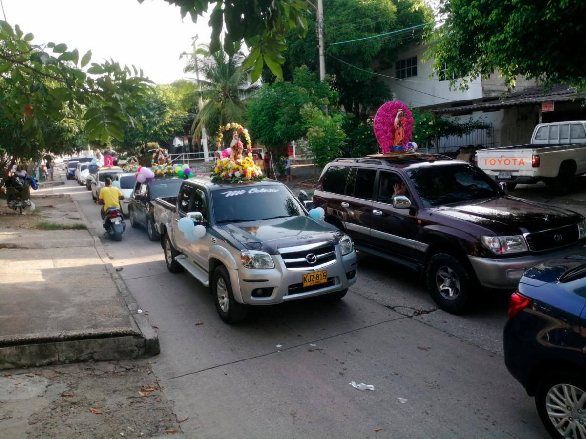 Una caravana de carros con vírgenes adornadas acompañó la procesión en Blas de Lezo. //ÓSCAR DÍAZ EL UNIVERSAL