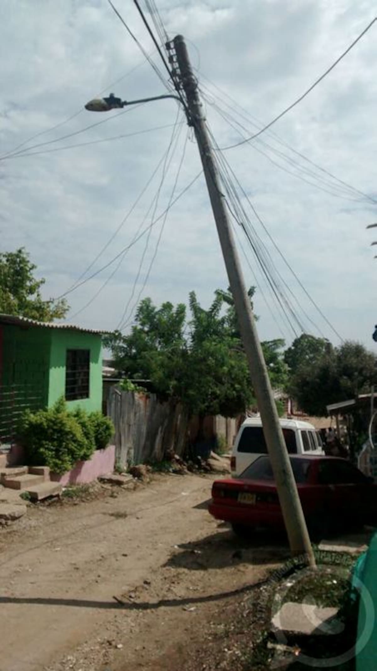 Los postes atemorizan a los residentes de este sector, pues temen que ocurra una tragedia. Ciudadano Reportero
