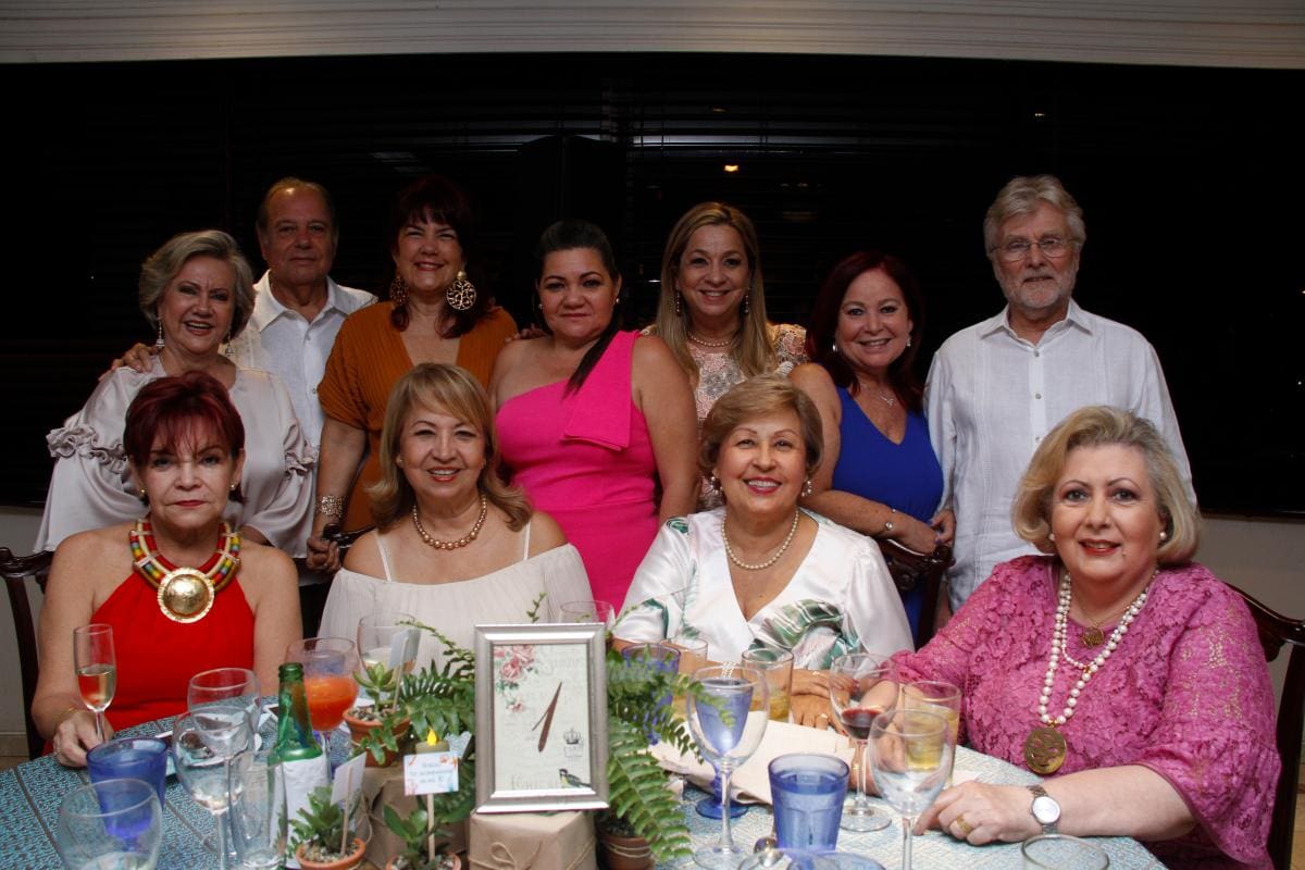 De pie: Mercedes de Hernández, Guido Hernández, Rosario Rodgers, Luz Hernández, Beatriz Hernández, Eulalia Hernández y Denis Pase. Sentadas: Ema Hernández, Oti Hernández, Rosita Hernández y Yolanda Hernández.