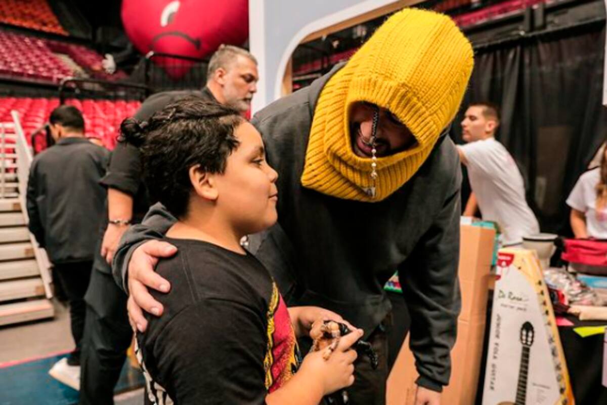 Bad Bunny, el Papá Noel de Puerto Rico: regaló miles de juguetes en Navidad