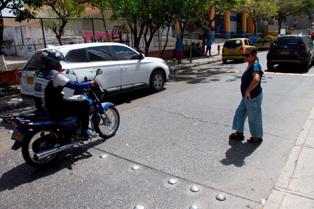 “Nos ha tocado colocar papel contact en las cebras que se borraron”