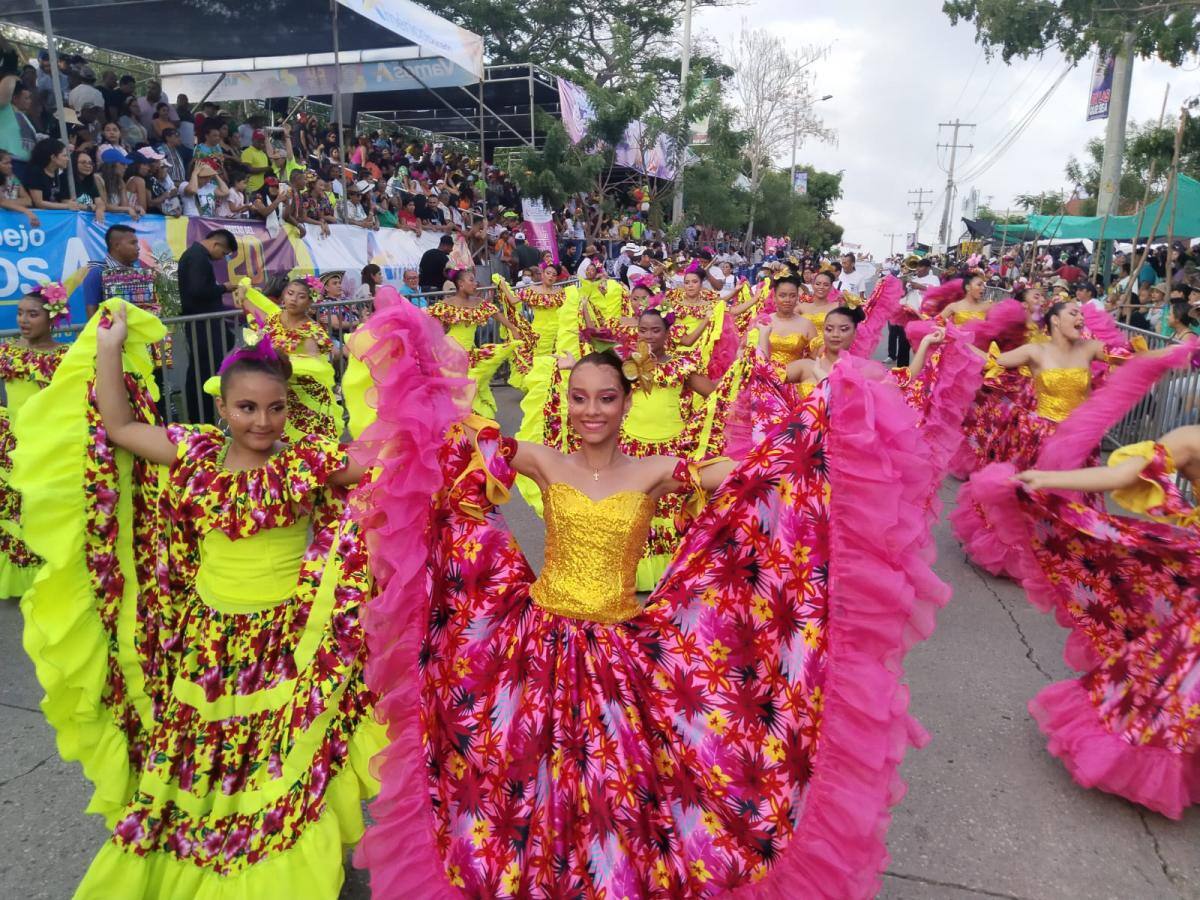 Color, música y alegría durante el Desfile Folclórico. // Manuel Santiago Pérez. El Universal.