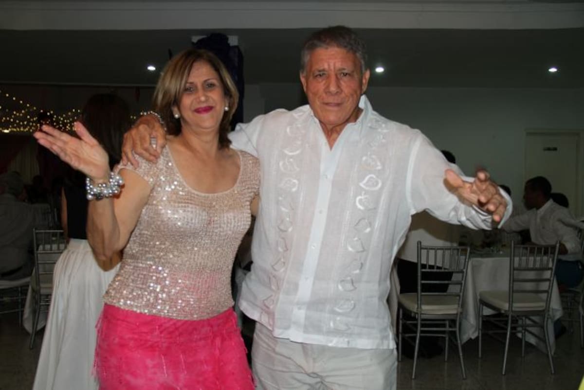 ¡Niña…; mira quién está allá…;! ¿Dónde…;? Allá…; bailando…; ¿No lo reconoces…;? Ayyy…; si es Luis Gutiérrez Gómez…; mi amigo…; el viejo político de Cartagena…; con su esposa, Miriam…; Me imagino que ya está retirado de los avatares politiqueros…; ¿Retirado, Tuli…;? No me digas que el hombre todavía sigue vigente…; ¡Caramba, Lucho…; ¿tú no te cansas…;? ¡Déjale eso a los pelaos…;! ¡Hay ciertas cosas que ya no le lucen a los…; adultos mayores…; por no decir otra cosa…;! ¡Niño…;!
