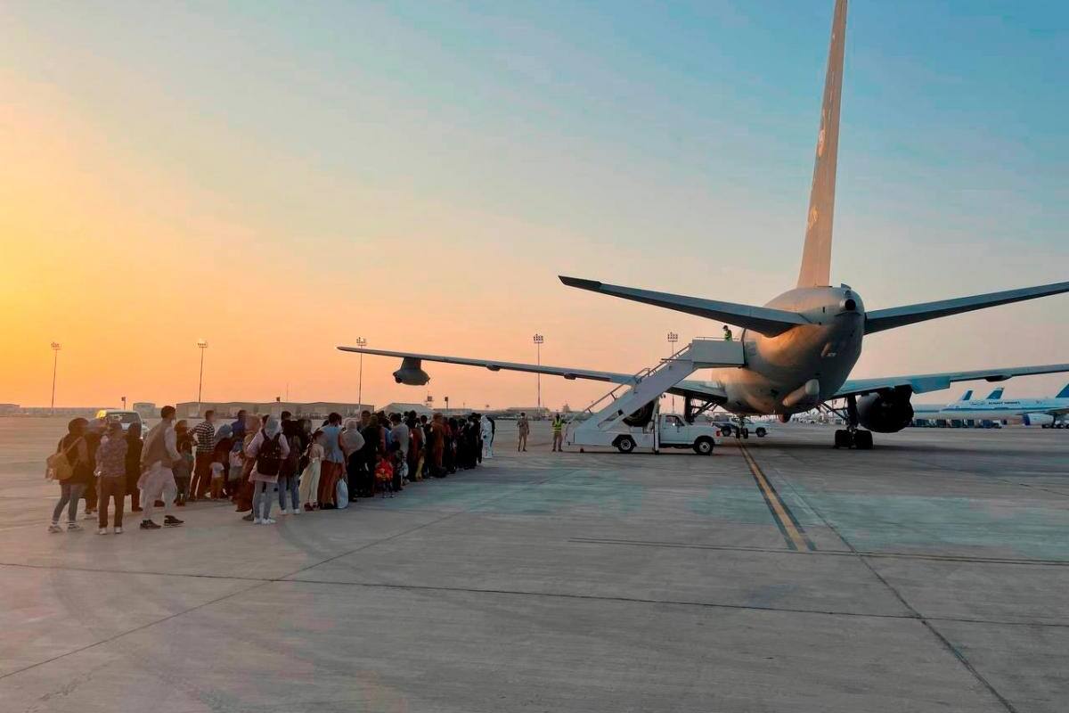 Italia ayuda a evacuar a afganos tras triunfo del Talibán