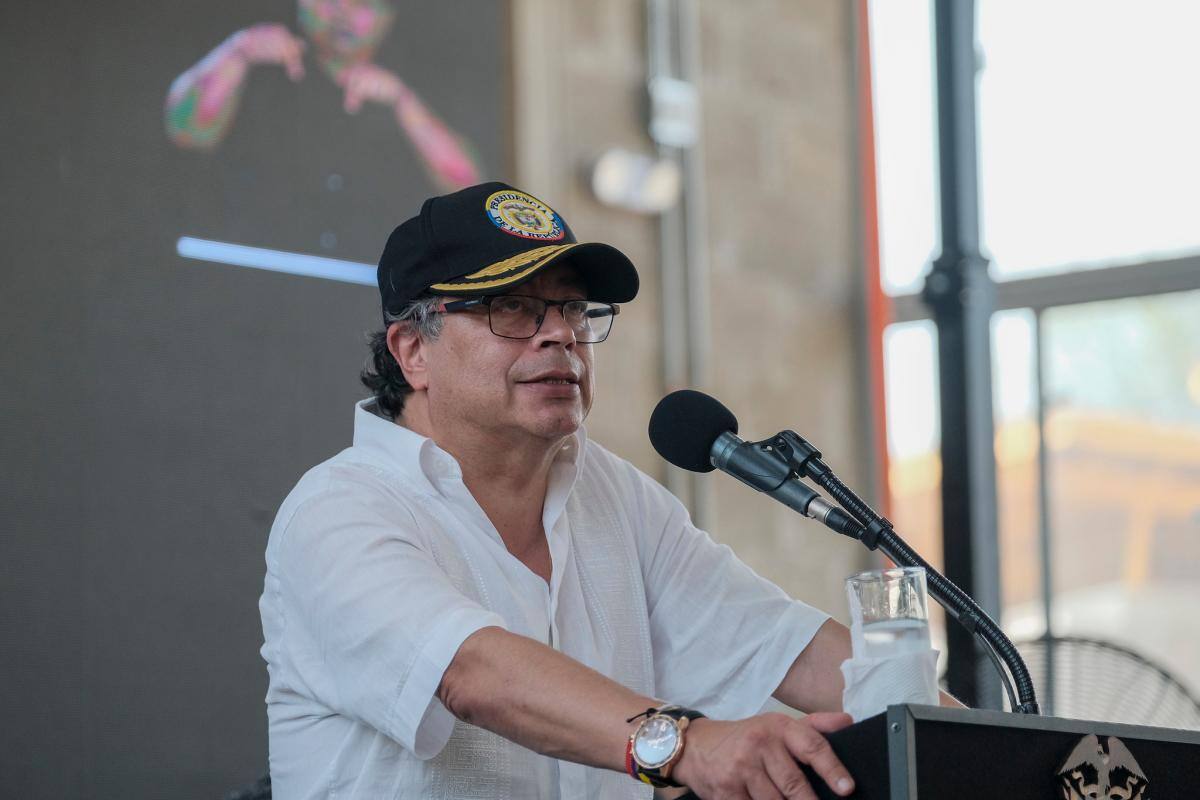 Petro invita a los grupos armados a dejar los fusiles: “Ponemos la plata”