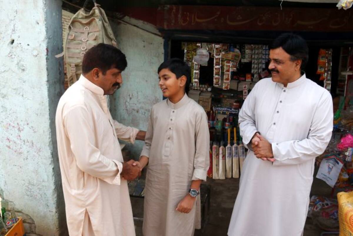 Salar Islam, junto a dos colaboradores. EFE SOHAIL SHAHZAD