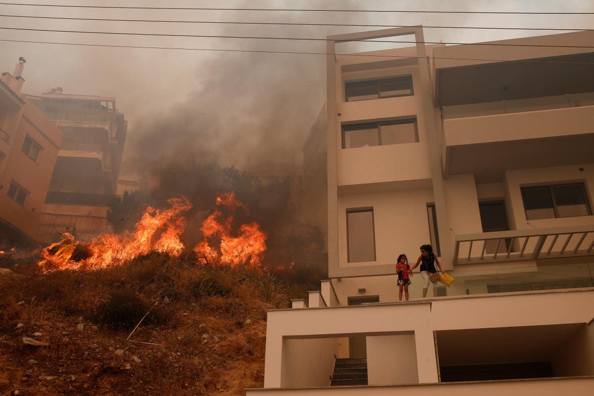 Las llamas han alcanzado algunas terrazas y patios de viviendas, aunque por ahora no han quemado ningún edificio por completo. //EFE