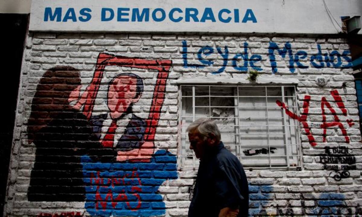 Tras el fallo de la Corte, el grupo Clarín anunció en un comunicado que analiza acudir a tribunales internacionales e insiste que la ley constituye "una clara afectación a la libertad de expresión" y a los "medios que hoy ejercen periodismo crítico". AP