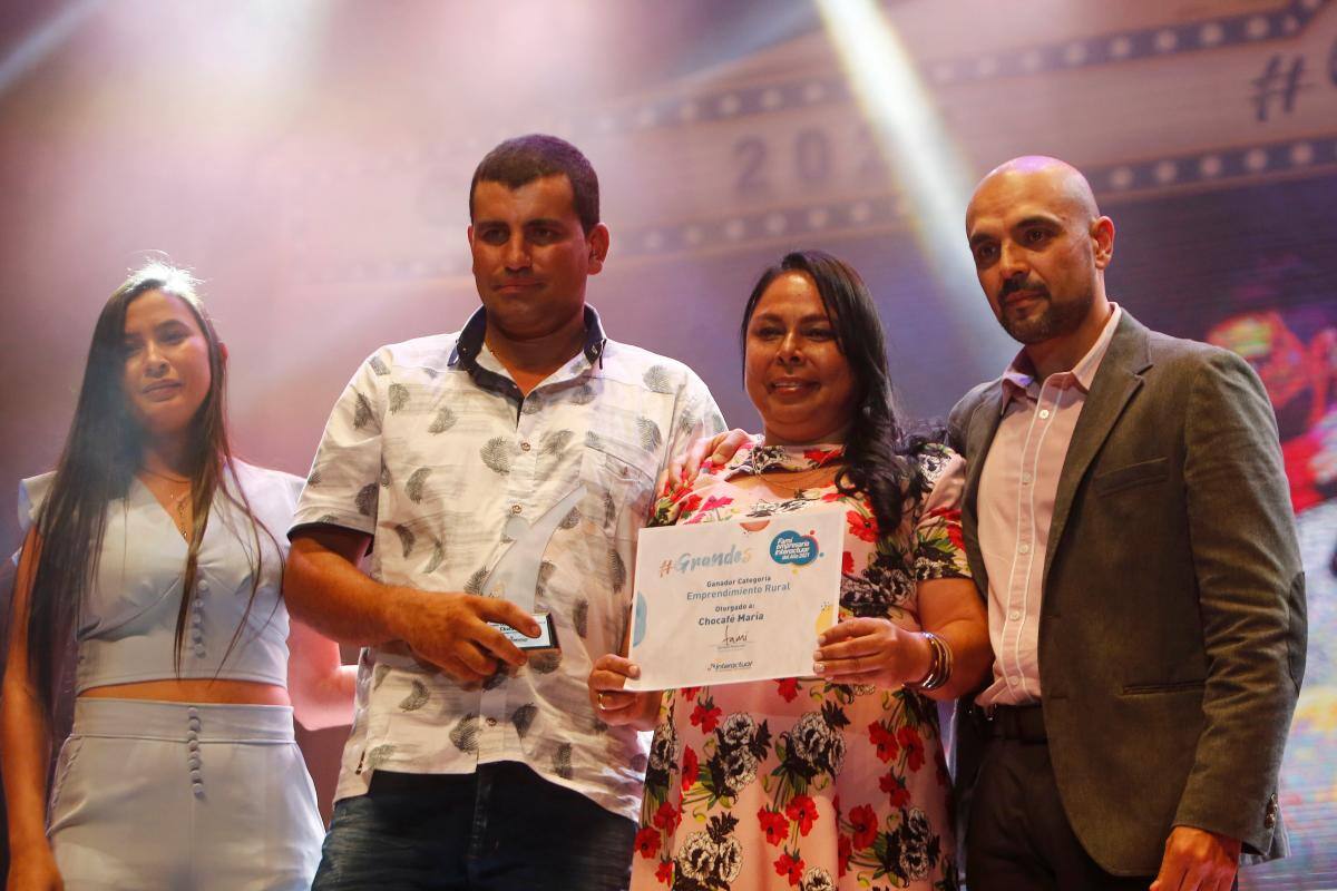 La ganadora en la categoría Emprendimiento Rural, Gloria Yaneth Suárez, de la empresa Chocafé María. //EFE