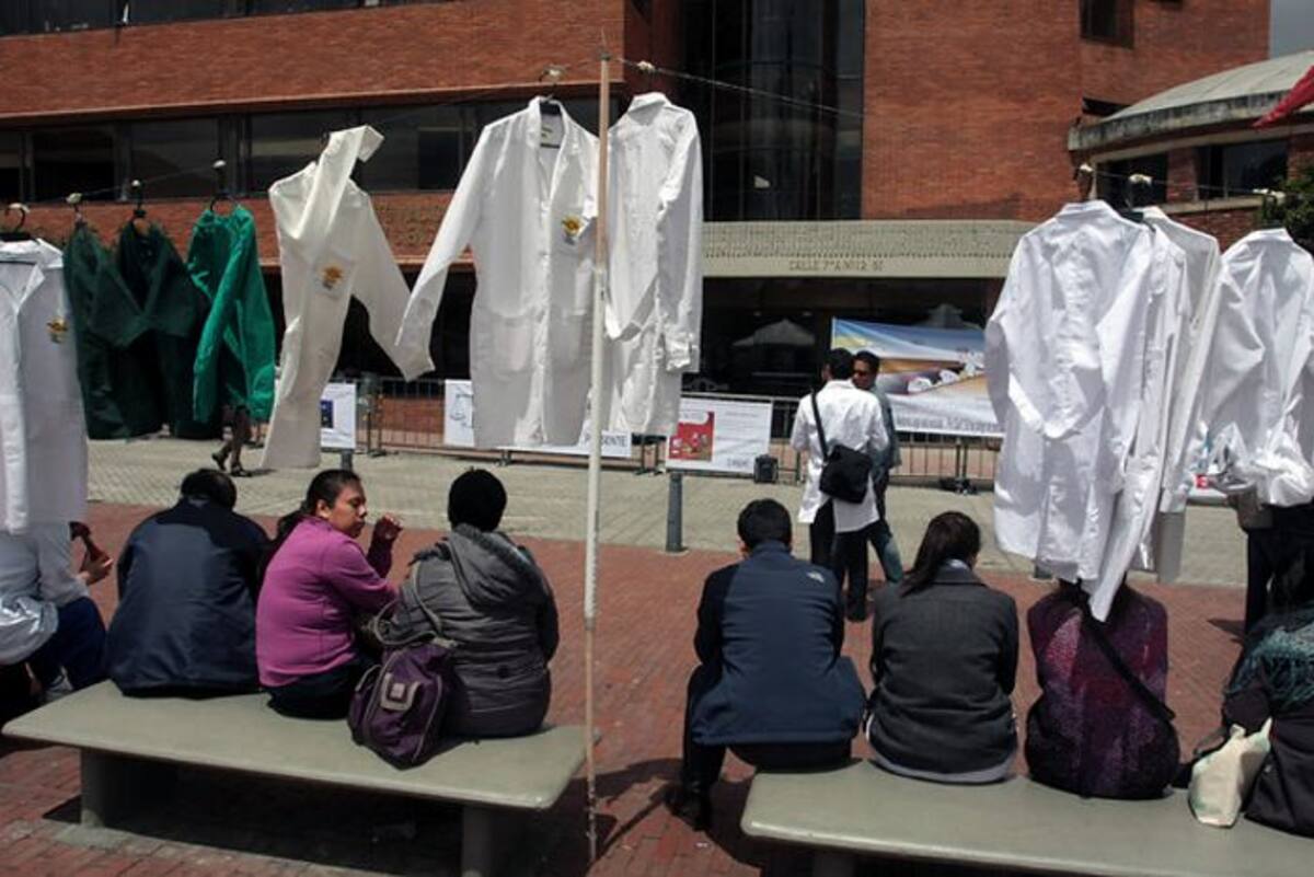 Los empleados de Medicina Legal colgaron sus batas y entraron en paro, exigiendo mejora salarial. COLPRENSA
