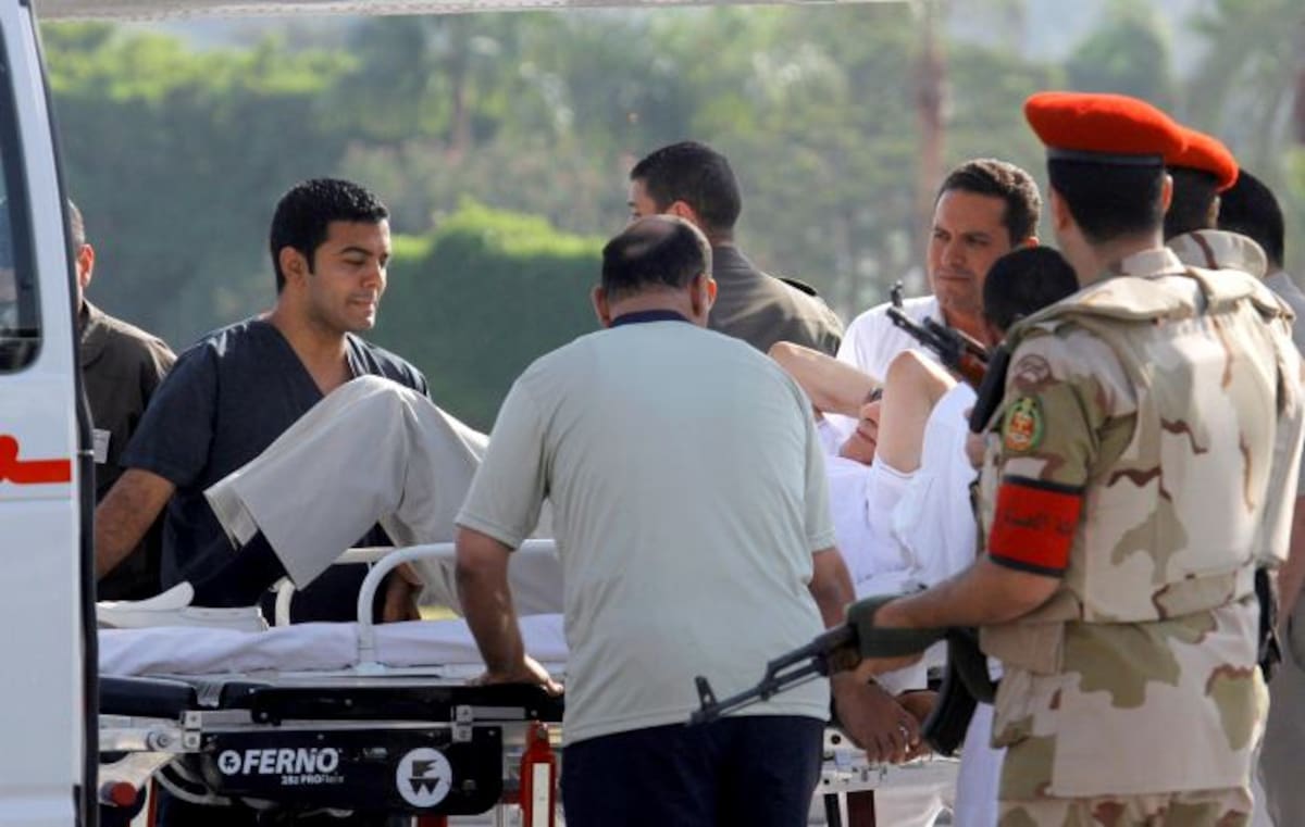 Hosni Mubarak obtuvo la libertad condicional, aunque tuvo que ser trasladado a un hospital. AP