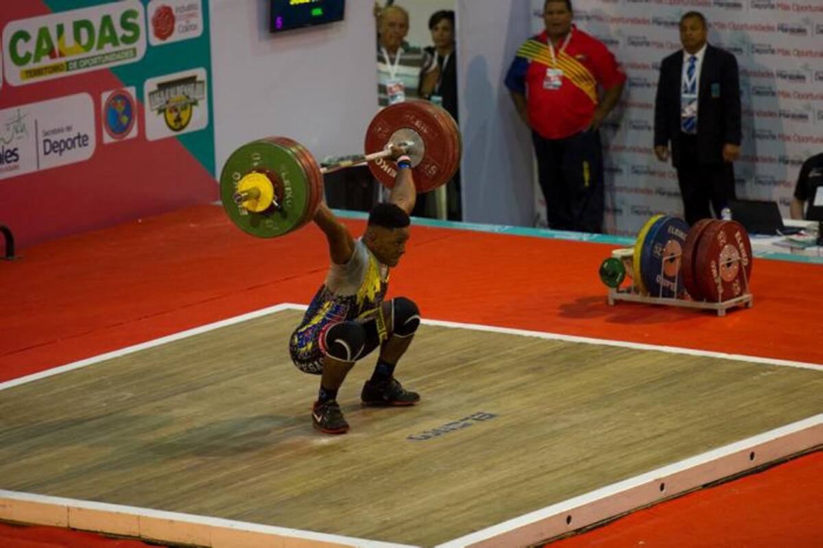 Juan Solís compite en el Panamericano Juvenil de Levantamiento de Pesas de Manizales. COLPRENSA
