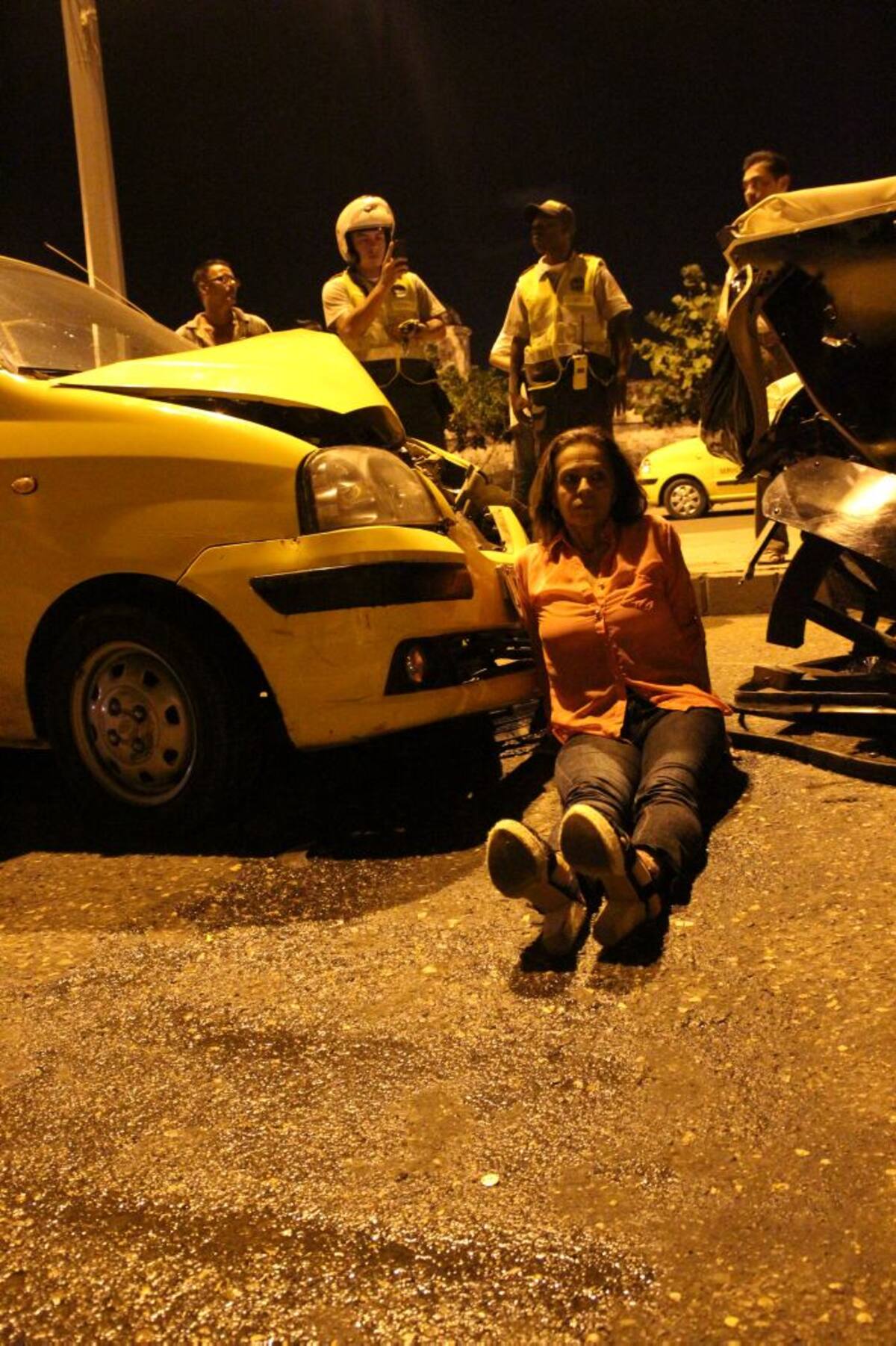 Así permaneció la mujer esperando servicio médico, por poco el taxi pasa por encima de ella NAYIB GAVIRIA - EL UNIVERSAL.COM.CO