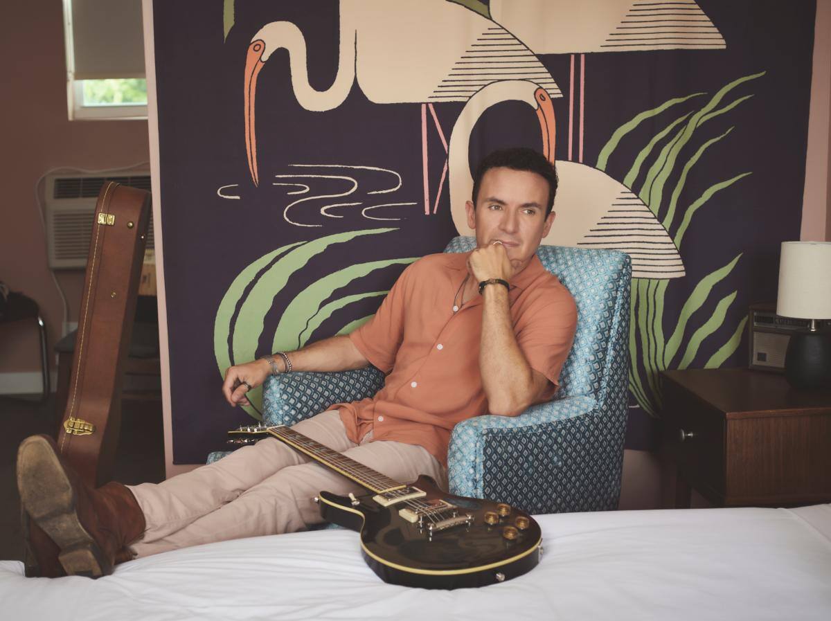 Fonseca es el cantante de muchos matices y en esta oportunidad presenta una canción que le habla al amor de frente y le dice “Tú 1ero”. FOTOS CORTESÍA SONY MUSIC