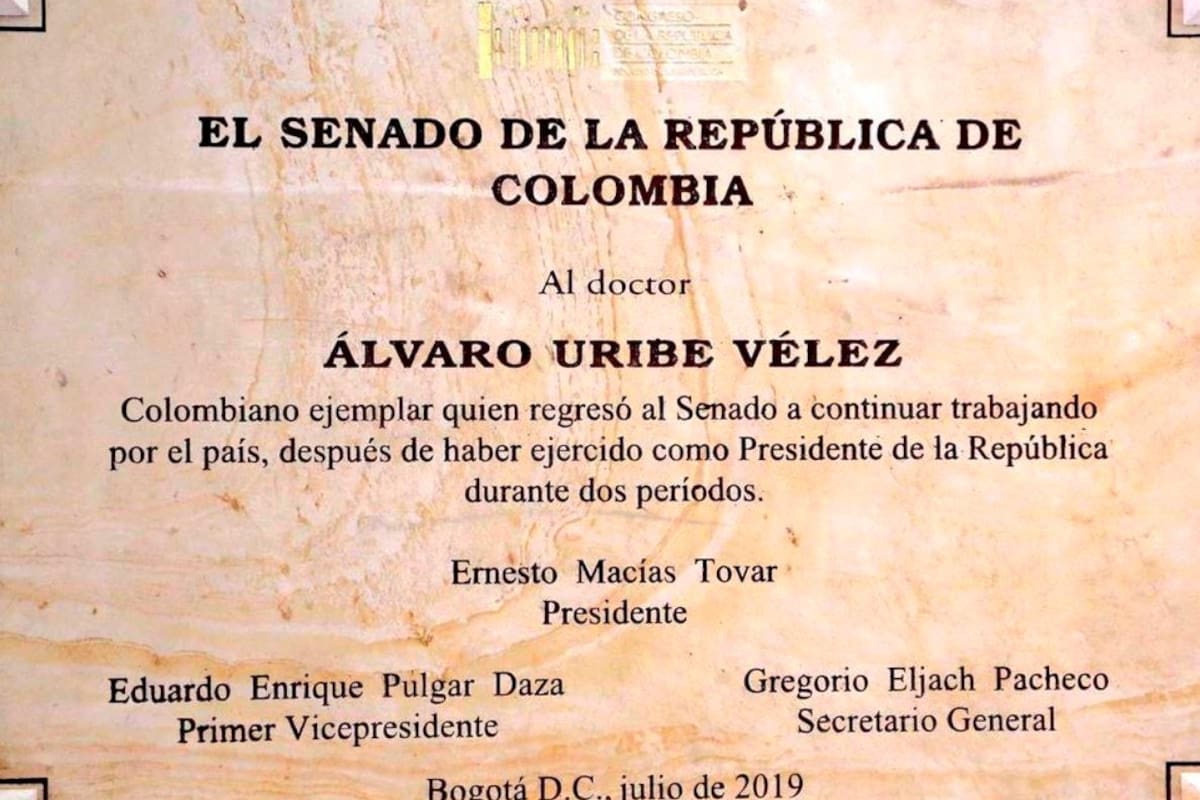 Macías se despide de la presidencia del Senado con polémica placa en honor a Uribe