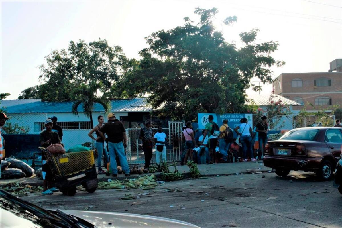 Descargan, venden y dejan basuras frente al colegio de más de 100 niños