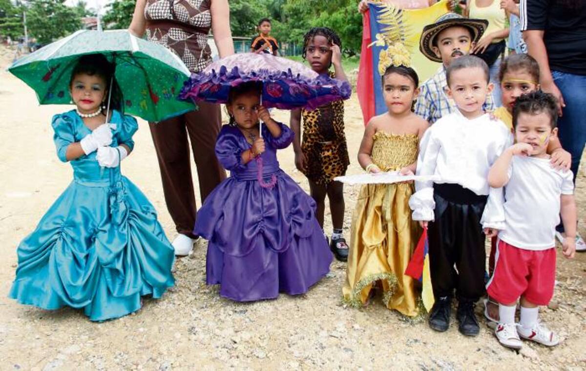 Niños del barrio Nuevo Bosque en Cartagena, celebran el Día de la Raza (2011). FOTO: LUIS HERRÁN