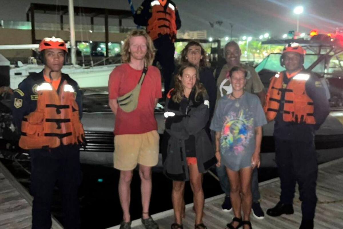 Rescatan a cinco turistas europeos de un velero a la deriva en el Caribe