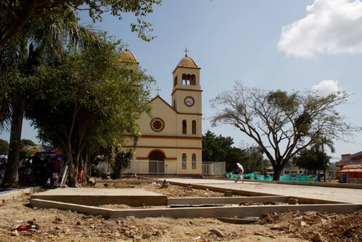 Muy sucia se encuentra la plaza de Arjona tras el abandono de las obras que buscaban remodelar este emblemático sitio de la población. //Foto Lorena Henriquez.