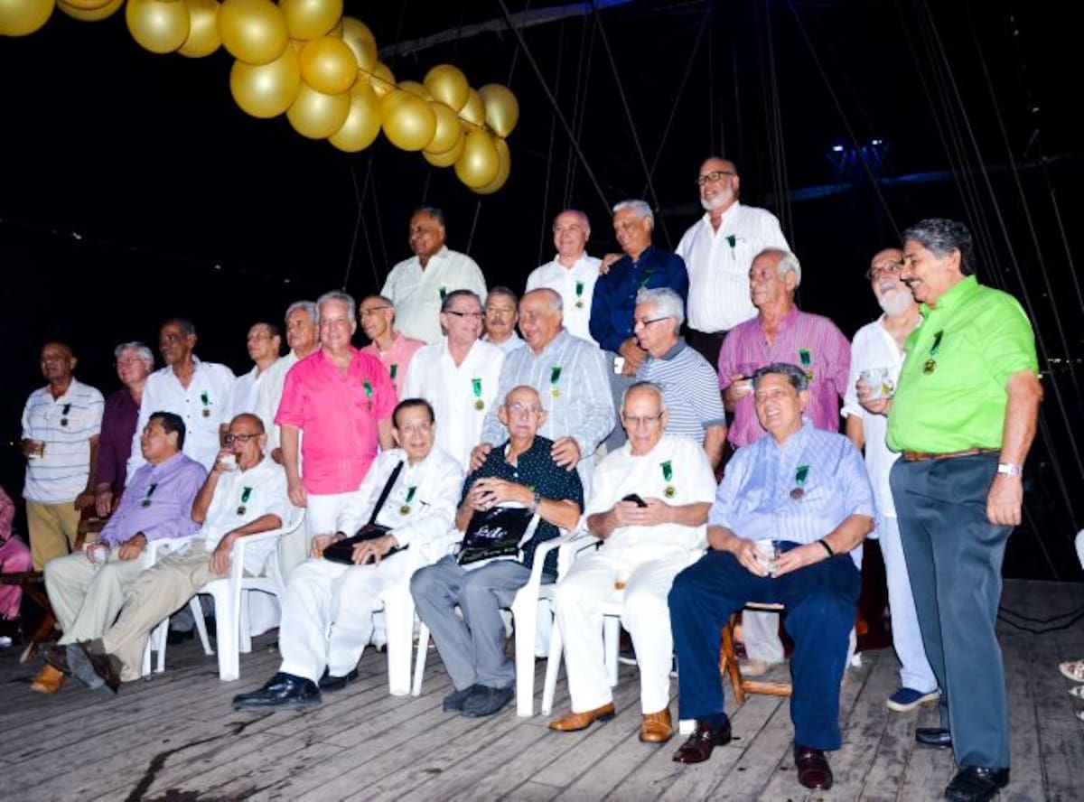 Aparecen de pie: José Vega, Germán Vivero, Fernando Rumié, Álvaro Benedetti, Milton Godín, Pedro Bossio, Oswaldo Miranda, Luis Maldonado, Eduardo Pérez, Alexis Ramírez, Nelson González, Luis Majana, Juan Gossaín, Manuel Cervera, José Dávila, Elías Manzur, Álvaro Montes y Fidel Leottau; sentados: Orlando Tinoco, Ángel Quintana, Jorge Irisarri, Luis Fragoso, Jaime González y Alfredo Chang.